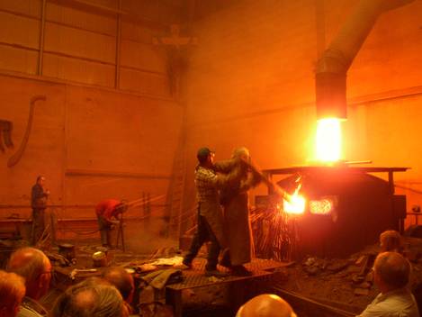 Bild vom Guss eienr Glocke